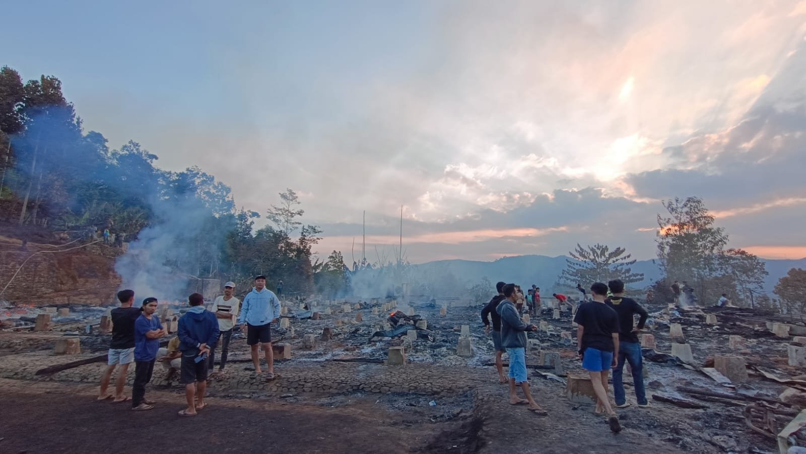 Diduga Korsleting Listrik di MCK, Puluhan Rumah Kampung Adat Cipta Mulya Ludes Terbakar