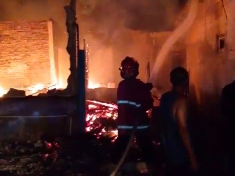 Diduga Korsleting Listrik, Kebakaran Hanguskan Lima Rumah di Cisolok Sukabumi