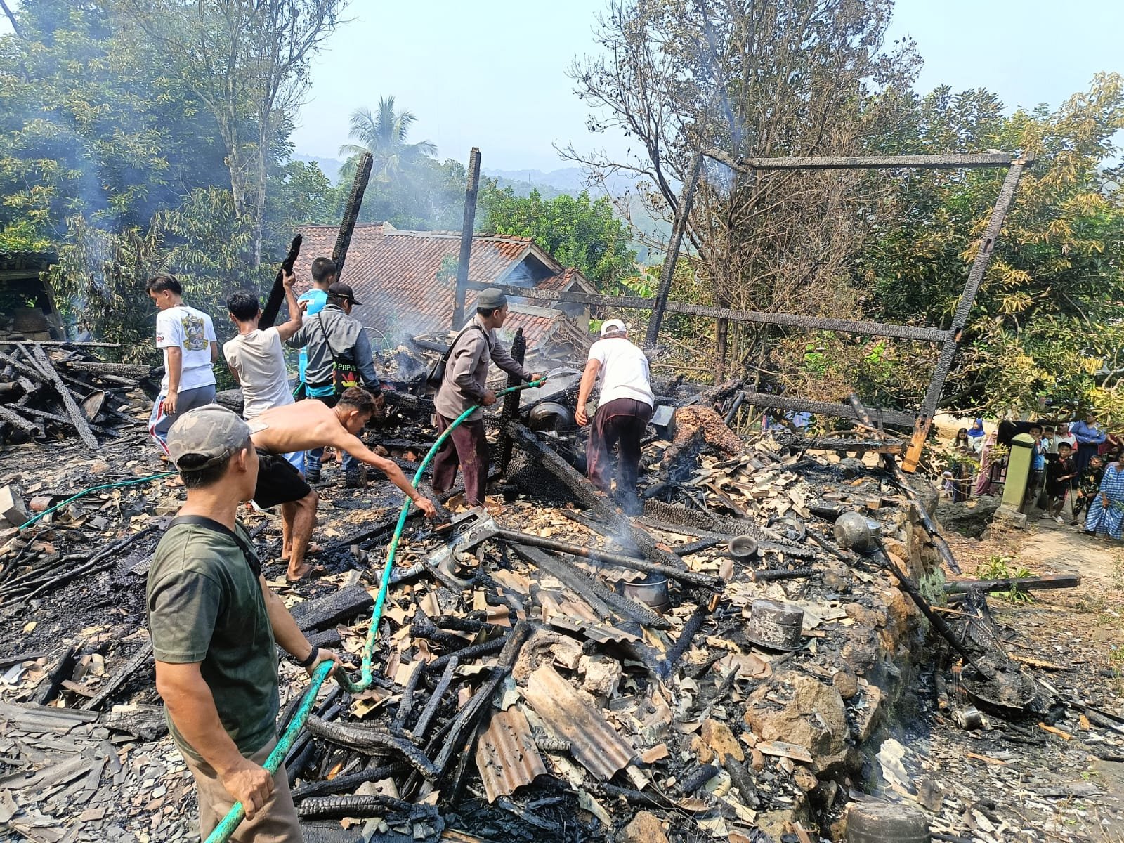 Tragis! Ibu Muda Tewas Terjebak Kobaran Api Saat Memasak, Balita Berhasil Diselamatkan dari Rumah yang Terbakar di Palabuhanratu