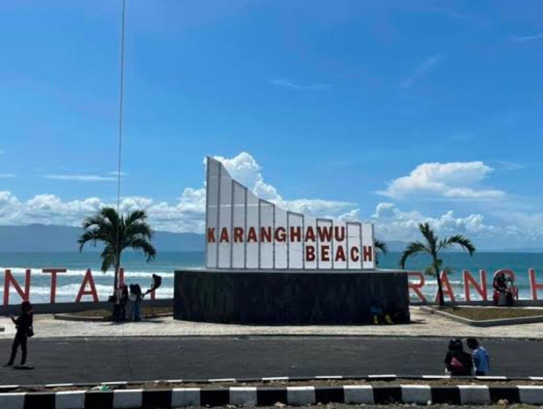 Pesona Mistis dan Estetika Baru Pantai Karang Hawu: Primadona Wisata Sukabumi.