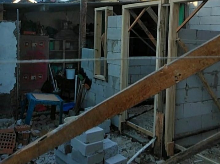 Gotong Royong Bangun Harapan, DKM Al-Muawanah dan Warga Cimaja Bedah Rumah Lansia Dhuafa di Sukabumi