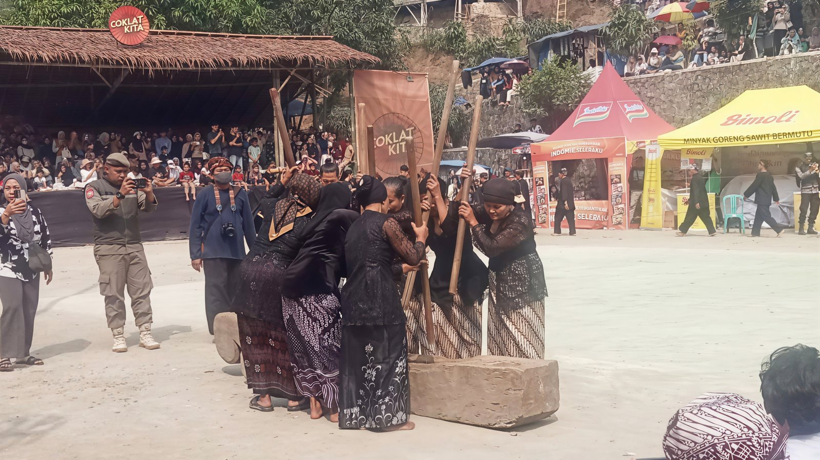 Di Balik Ritual 4 Abad: Kisah Ribuan Jiwa Menyatu dalam Sakralnya Seren Taun ke-447 Sinaresmi